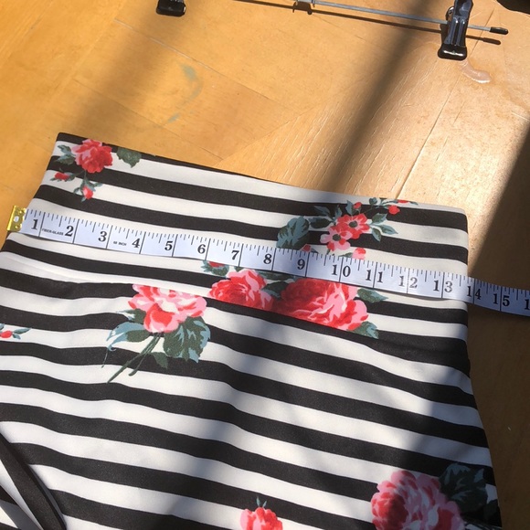 •‼️SOLD‼️•NWOT• Floral and stripe pencil skirt• - Picture 3 of 5